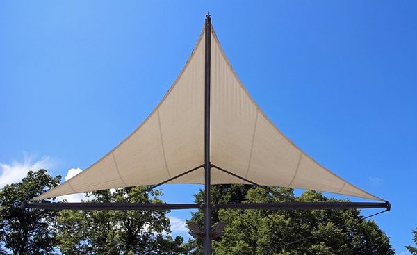 Choisir une voile d'ombrage triangulaire pour un design extérieur exceptionnel