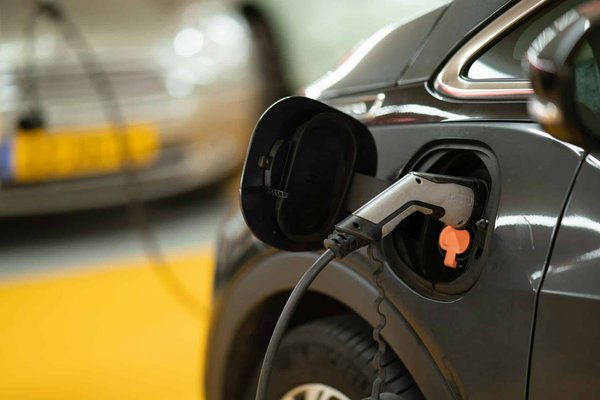 Comment intégrer des solutions de recharge pour voitures électriques dans un garage ?